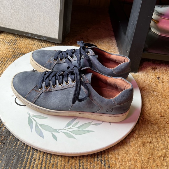 Women’s BORN genuine leather navy blue color sneakers. - Picture 5 of 17